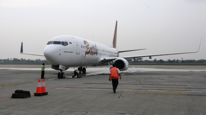 Maskapai milik Lion Grup, Batik Air saat diparkir di apron bandara Soekarno-Hatta.