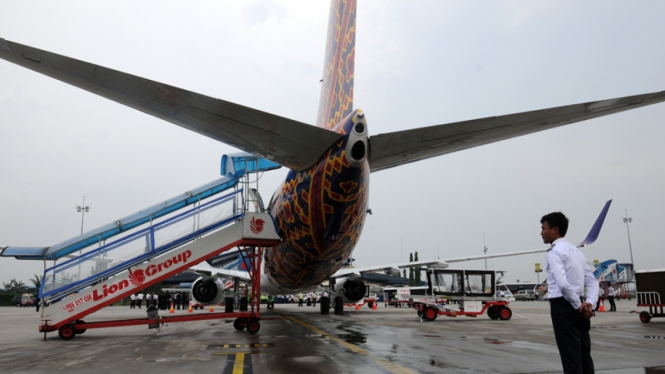 Maskapai milik Lion Grup, Batik Air saat diparkir di apron bandara Soekarno-Hatta.