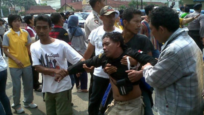 Kericuhan terjadi saat unjuk rasa di depan kantor walikota Depok
