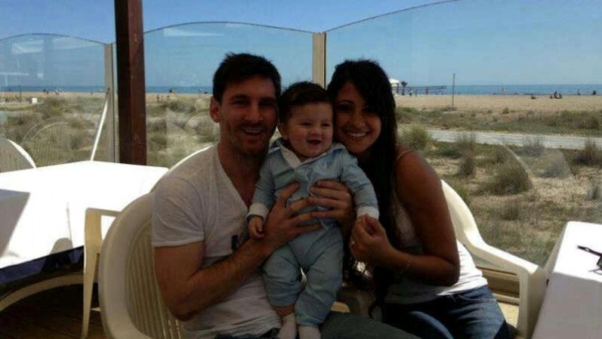 Lionel Messi (kiri) bersama Thiago (tengah) dan Istrinya