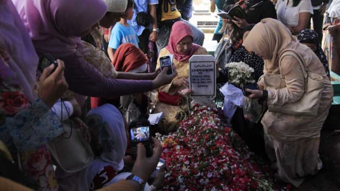 Makam Almarhum Ustaz Jeffry Al Buchori (UJE) Dipenuhi Peziarah