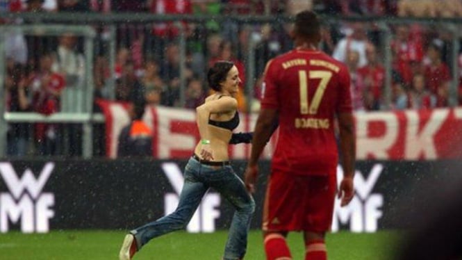 Seorang wanita setengah bugil hebohkan pertandingan Bayern Munich