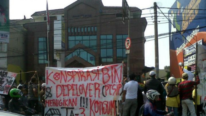 Warga Perumahan GDC Depok unjuk rasa di kantor BTN