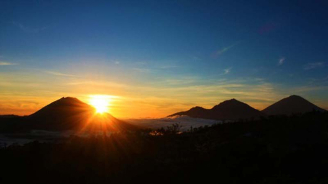 Sunrise di pegunungan.