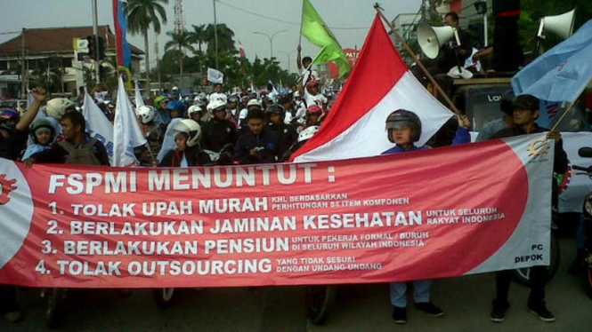 Buruh mengepung kantor Wali Kota Depok