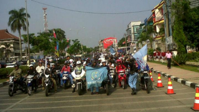 Konvoi buruh di Depok