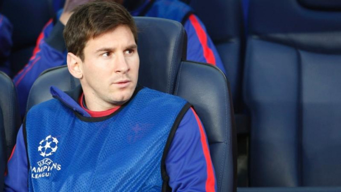 Pemain Barcelona, Lionel Messi, duduk di bangku cadangan