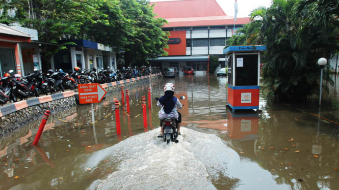 Banjir Menggenangi Jakarta Barat
