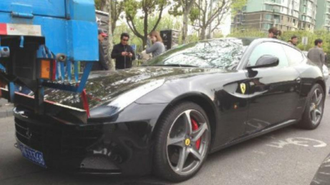 Ferrari FF tabrak truk di China