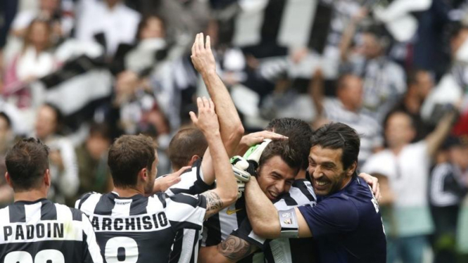 Gianluigi Buffon merayakan scudetto bersama tim Juventus