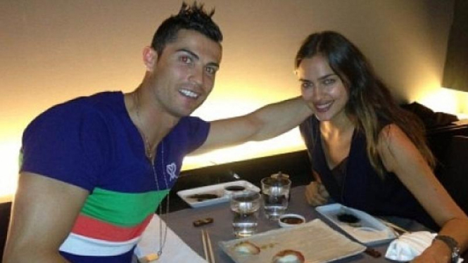 Cristiano Ronaldo (kiri) dengan Irina Shayk