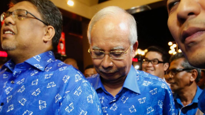 PM Malaysia Najib Tun Razak (tengah) bersama Partai UMNO.