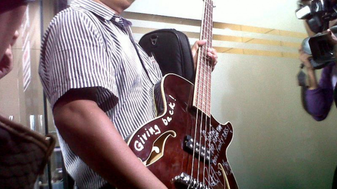 Gitar Jokowi, Pemberian Personel Metallica Robert Trujillo