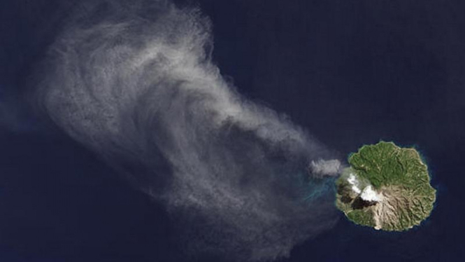 Satelit NASA memfoto letusan Gunung Rokatenda 29 April 2013