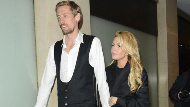 Abbey Clancy mengenakan jas Peter Crouch