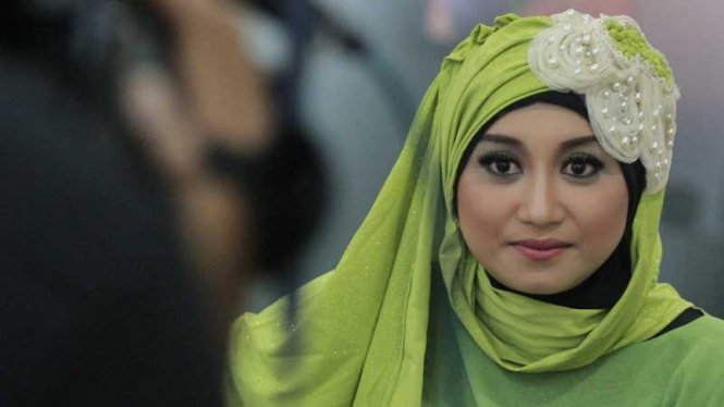 Sefti Sanustika, Istri Ahmad Fathanah