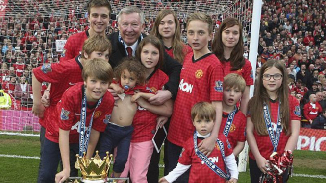 Sir Alex Ferguson bersama 11 cucunya 