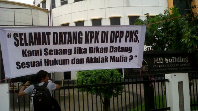 PKS Pasang Spanduk Sindiran Untuk KPK