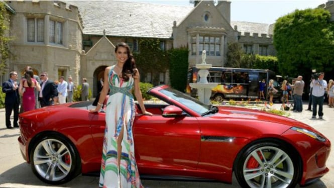 Raquel Pomplun berpose di Jaguar F-Type