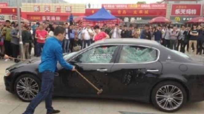 Pemilik Maserati Quattroporte di China mengamuk