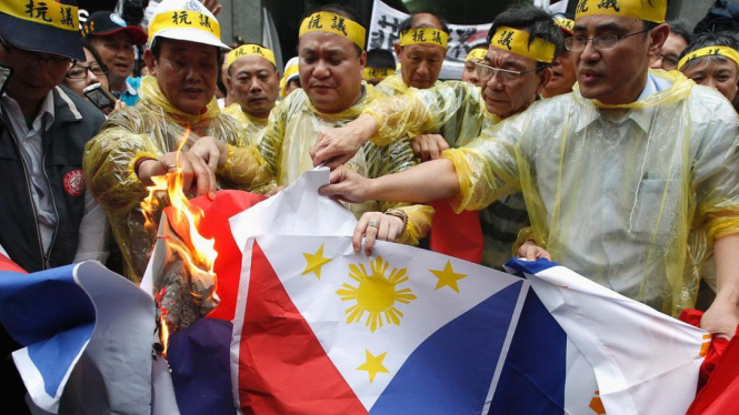 Para demonstran di Taiwan bakar bendera Filipina