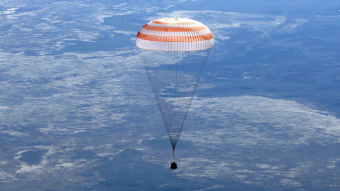 pesawat soyuz membawa pulang 3 astronot