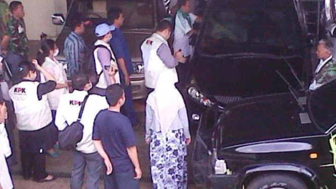 Sejumlah penyidik KPK menyita mobil di DPP PKS