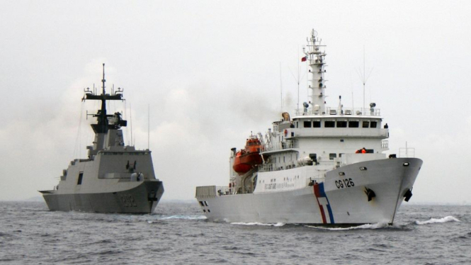 Dua kapal perang Taiwan sedang berpatroli