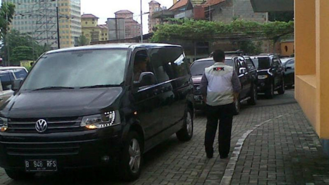  Penyidik KPK mulai membawa enam mobil dari kantor DPP PKS. (15/05/2013)