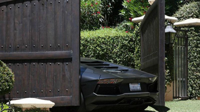 Lamborghini milik Kanye West tersangkut di pagar