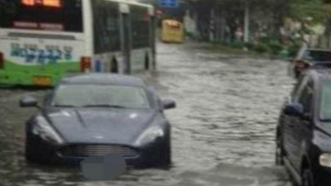 Aston Martin Rapide terobos banjir
