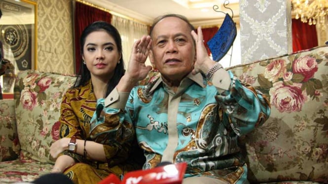 Menteri Koperasi dan UKM Syarief Hasan bersama istrinya Inggrid Kansil