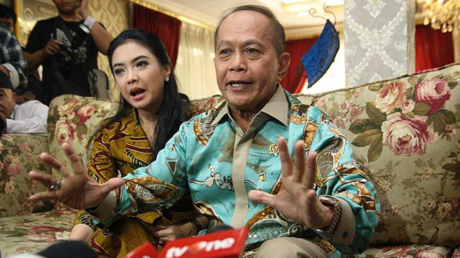 Menteri Koperasi dan UKM Syarief Hasan bersama istrinya Inggrid Kansil