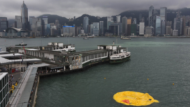 bebek raksasa mengempis di Hongkong