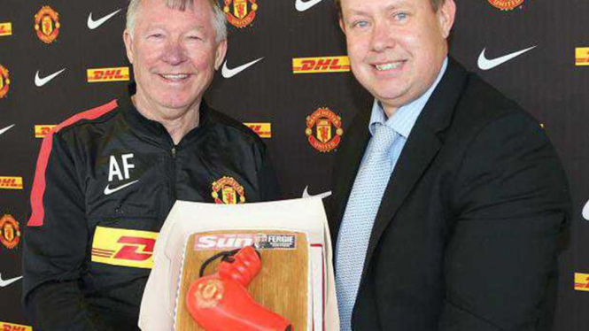 Sir Alex Ferguson dengan kue berbentuk hairdryer 