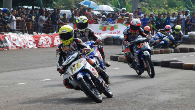 Aksi Yoga Adi (depan) di Yamaha Cup Race