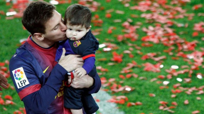 Lionel Messi dan putranya, Thiago