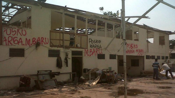 Bangunan usaha alat berat di bantaran Waduk Pluit