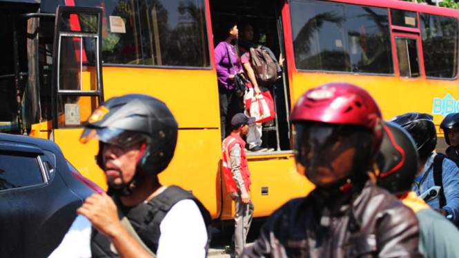 Transjakarta Mogok Penumpah Berpindah Bus