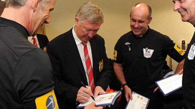 Wasit meminta tanda tangan Sir Alex Ferguson