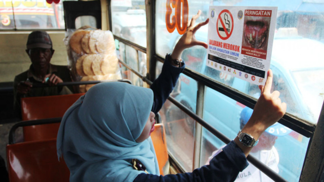 Ilustrasi/Pemasangan larangan merokok di angkutan umum.