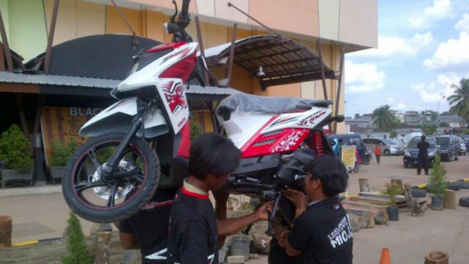 Lomba angkat motor X-Ride terlama 