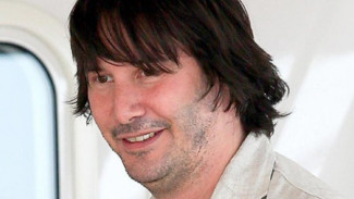Dari Brad Pitt, Angelina Jolie Jatuh ke Pelukan Keanu Reeves?