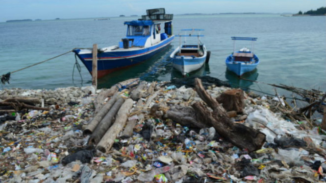Tumpukan sampah di pulau Panggang