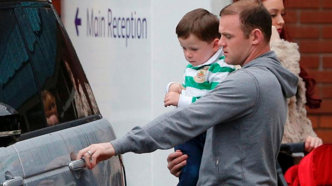 Wayne Rooney (kiri) bersama anaknya, Kai