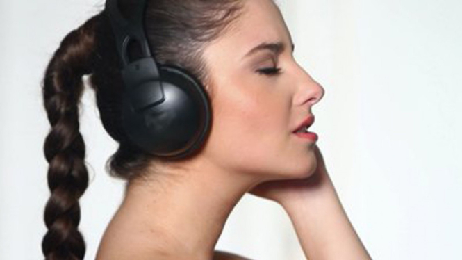 Wanita mendengarkan musik