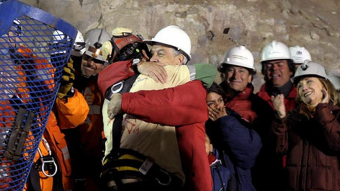 Presiden Chile Sebastian Pinera memeluk pekerja tambang yang diselamatkan