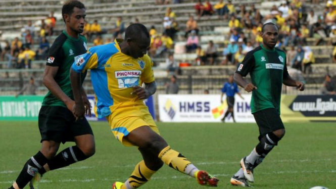 Pemain Persegres Gresik United, Ngon Mamoun (kuning).