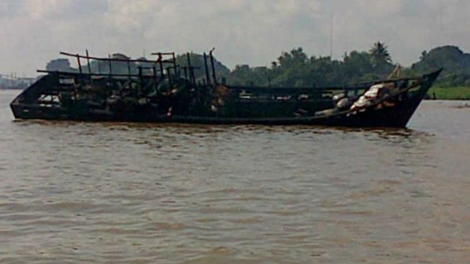 Kapal pengangkut solar yang diduga ilegal meledak di Sungai Musi, Palembang.