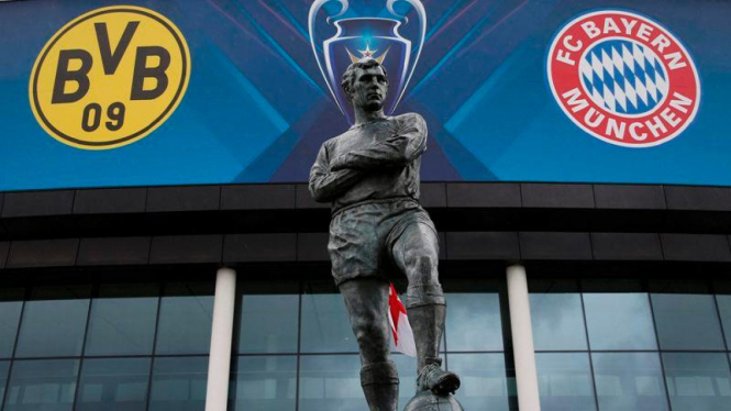 Patung Bobby Moore di depan stadion Wembley